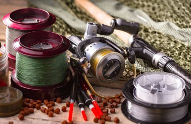 Eski bir arkaplanda dönen ve balık tutan çubuklar