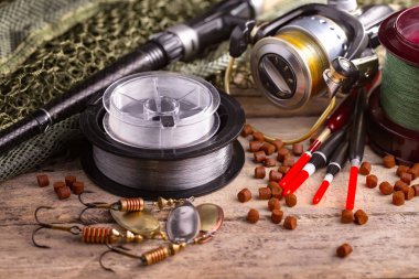 Eski bir arkaplanda dönen ve balık tutan çubuklar