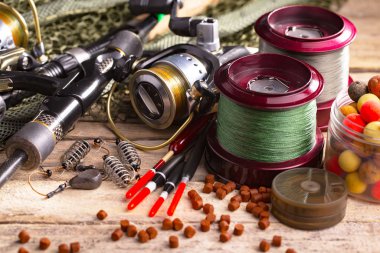 Eski bir arkaplanda dönen ve balık tutan çubuklar