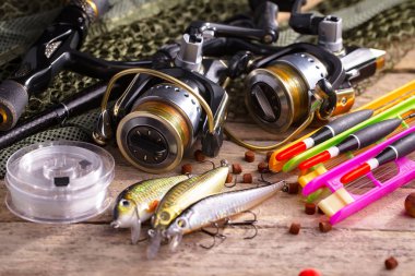 Eski bir arkaplanda dönen ve balık tutan çubuklar