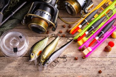 Eski bir arkaplanda dönen ve balık tutan çubuklar