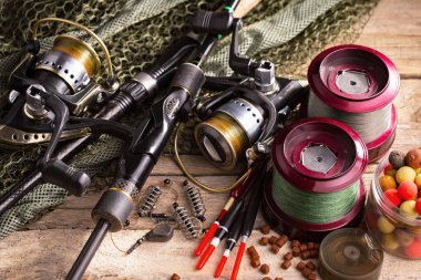 Eski bir arkaplanda dönen ve balık tutan çubuklar