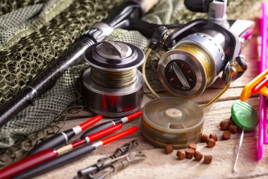 Eski bir arkaplanda dönen ve balık tutan çubuklar