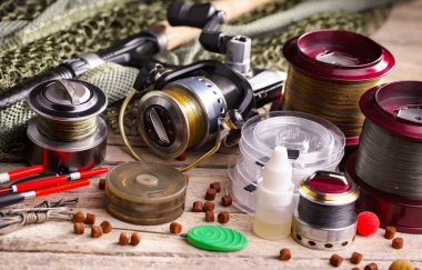 Eski bir arkaplanda dönen ve balık tutan çubuklar