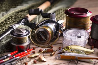 Eski bir arkaplanda dönen ve balık tutan çubuklar