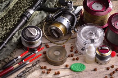 Eski bir arkaplanda dönen ve balık tutan çubuklar