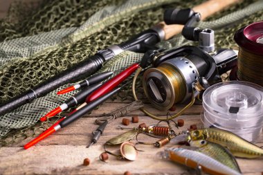 Eski bir arkaplanda dönen ve balık tutan çubuklar