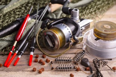 Eski bir arkaplanda dönen ve balık tutan çubuklar