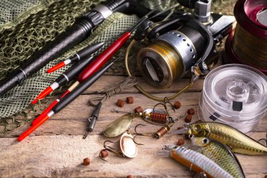 Eski bir arkaplanda dönen ve balık tutan çubuklar