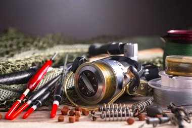 Eski bir arkaplanda dönen ve balık tutan çubuklar