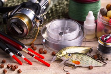 Balıkçılık çubuklar ve spinnings tablosundaki eski arka plan üzerinde balıkçılık için aksesuarlar ile kompozisyon