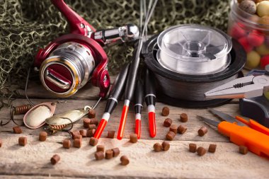 Balıkçılık çubuklar ve spinnings tablosundaki eski arka plan üzerinde balıkçılık için aksesuarlar ile kompozisyon