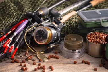 Balıkçılık çubuklar ve spinnings tablosundaki eski arka plan üzerinde balıkçılık için aksesuarlar ile kompozisyon