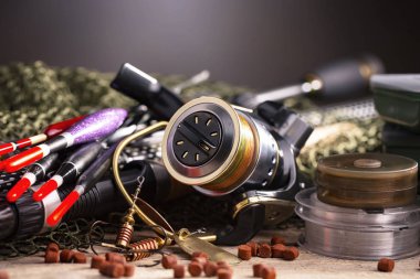 Balıkçılık çubuklar ve spinnings tablosundaki eski arka plan üzerinde balıkçılık için aksesuarlar ile kompozisyon