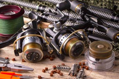 Balıkçılık çubuklar ve spinnings tablosundaki eski arka plan üzerinde balıkçılık için aksesuarlar ile kompozisyon