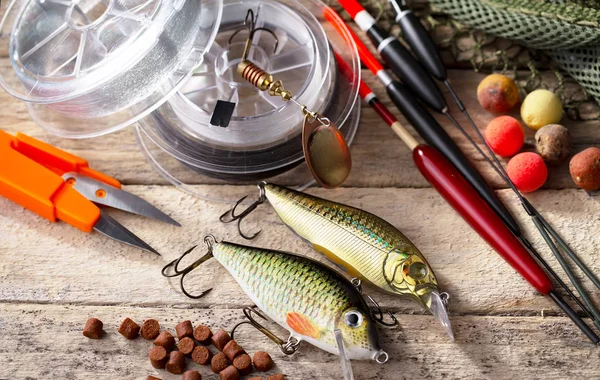 Masada mutfak aksesuarları olan eski bir arka planda taze ekmek..