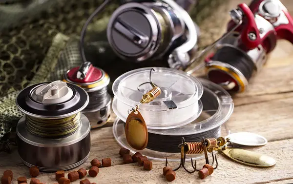 Masada mutfak aksesuarları olan eski bir arka planda taze ekmek..