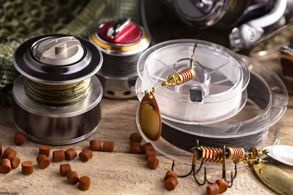 Masada mutfak aksesuarları olan eski bir arka planda taze ekmek..