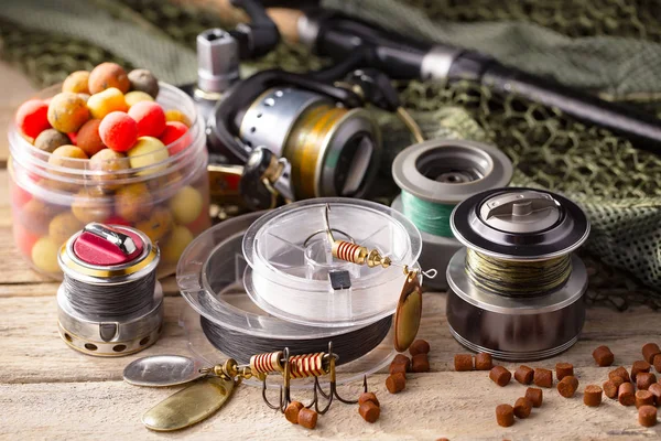 Masada mutfak aksesuarları olan eski bir arka planda taze ekmek..