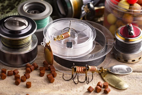 Eski bir arkaplanda dönen ve balık tutan çubuklar