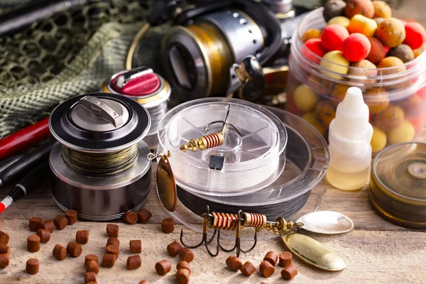 Eski bir arkaplanda dönen ve balık tutan çubuklar