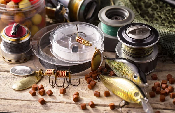 Eski bir arkaplanda dönen ve balık tutan çubuklar