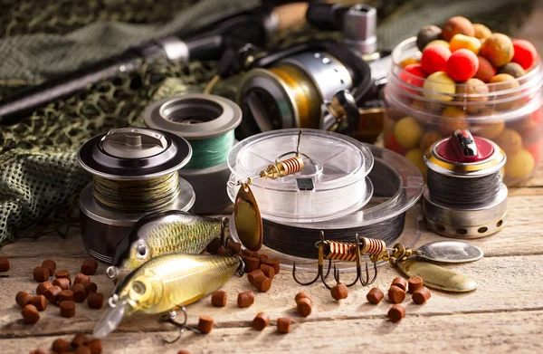 Eski bir arkaplanda dönen ve balık tutan çubuklar