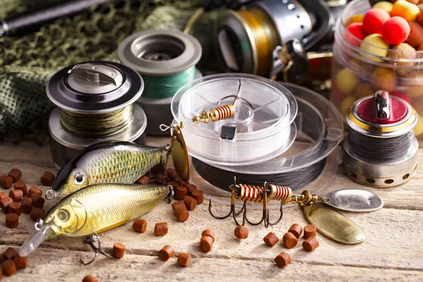 Eski bir arkaplanda dönen ve balık tutan çubuklar