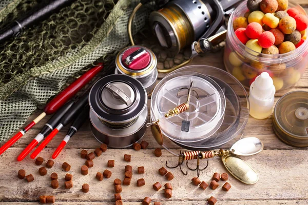 Eski bir arkaplanda dönen ve balık tutan çubuklar