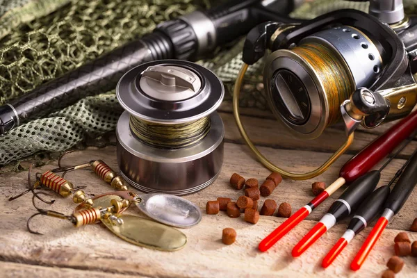 Eski bir arkaplanda dönen ve balık tutan çubuklar