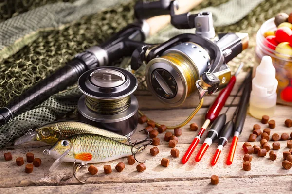 Eski bir arkaplanda dönen ve balık tutan çubuklar