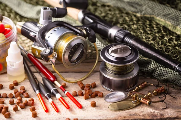 Eski bir arkaplanda dönen ve balık tutan çubuklar