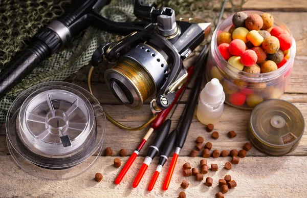 Eski bir arkaplanda dönen ve balık tutan çubuklar