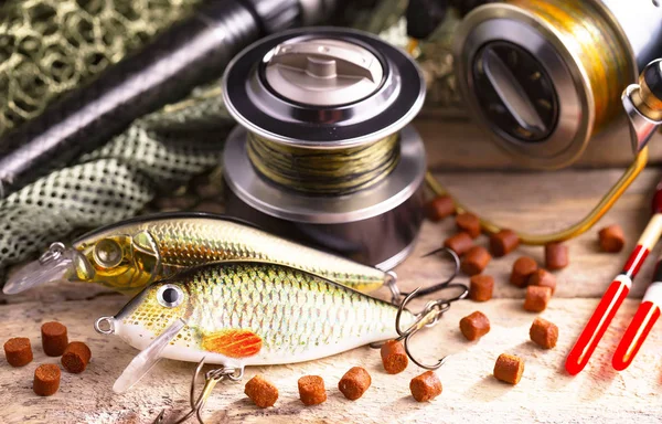 Eski bir arkaplanda dönen ve balık tutan çubuklar