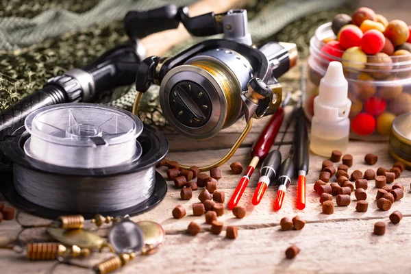 Eski bir arkaplanda dönen ve balık tutan çubuklar