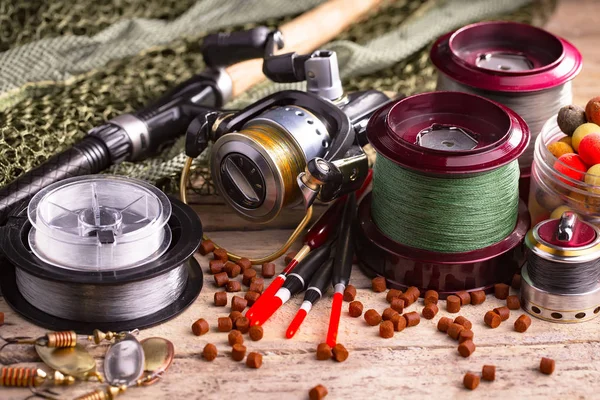 Eski bir arkaplanda dönen ve balık tutan çubuklar