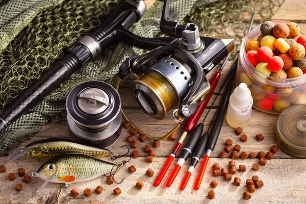 Eski bir arkaplanda dönen ve balık tutan çubuklar