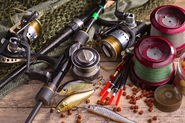 Eski bir arkaplanda dönen ve balık tutan çubuklar