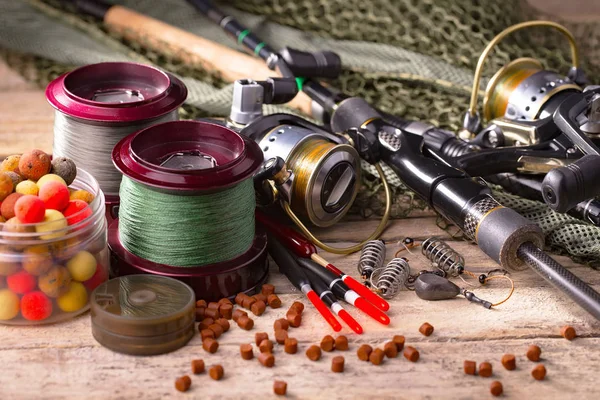 Eski bir arkaplanda dönen ve balık tutan çubuklar