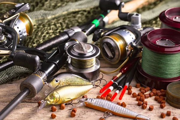 Eski bir arkaplanda dönen ve balık tutan çubuklar