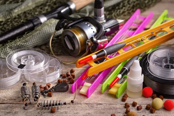 Eski bir arkaplanda dönen ve balık tutan çubuklar