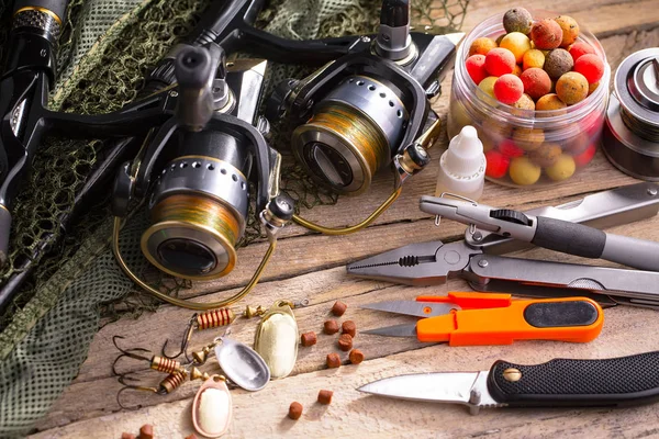 Eski bir arkaplanda dönen ve balık tutan çubuklar