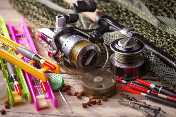 Eski bir arkaplanda dönen ve balık tutan çubuklar