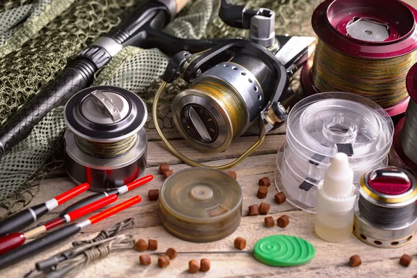 Eski bir arkaplanda dönen ve balık tutan çubuklar