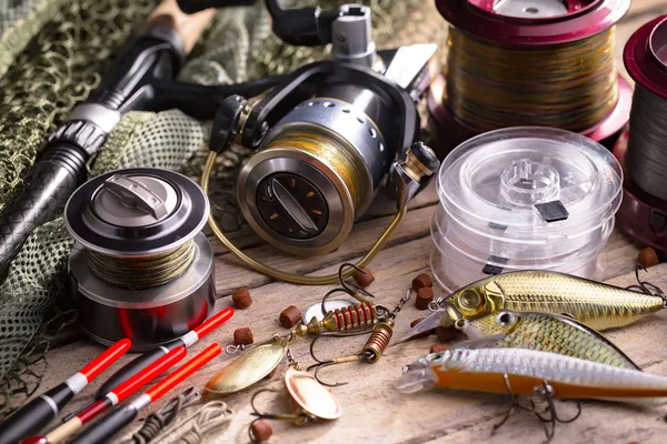 Eski bir arkaplanda dönen ve balık tutan çubuklar