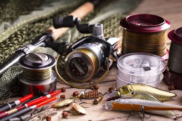 Eski bir arkaplanda dönen ve balık tutan çubuklar