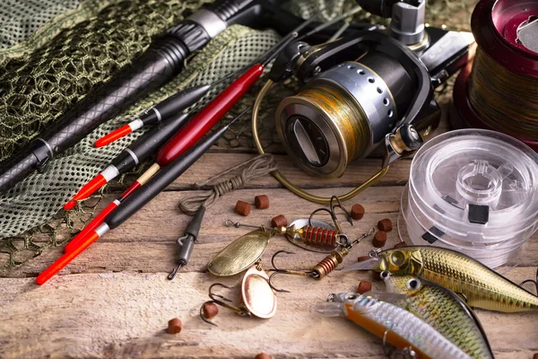 Eski bir arkaplanda dönen ve balık tutan çubuklar