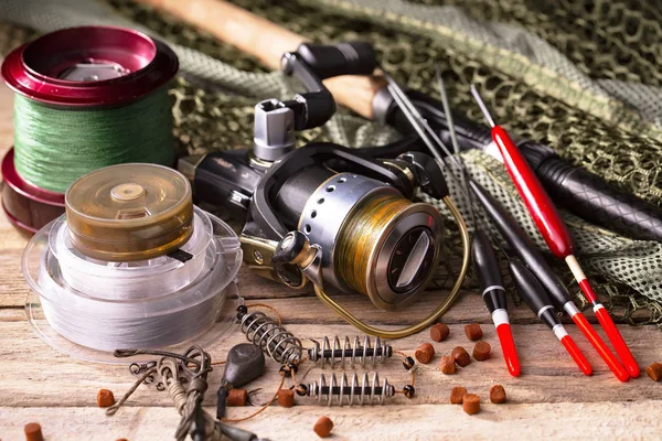 Eski bir arkaplanda dönen ve balık tutan çubuklar