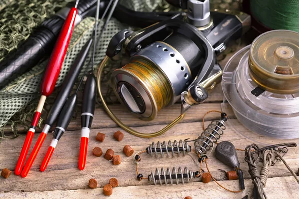 Balıkçılık çubuklar ve spinnings tablosundaki eski arka plan üzerinde balıkçılık için aksesuarlar ile kompozisyon