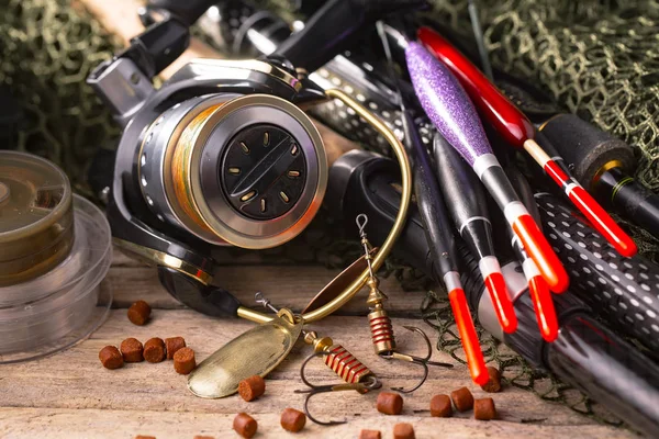 Balıkçılık çubuklar ve spinnings tablosundaki eski arka plan üzerinde balıkçılık için aksesuarlar ile kompozisyon